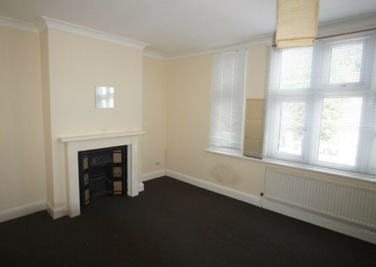 Impressive 3 Bedrooms First Floor Flat Available to Rent  2