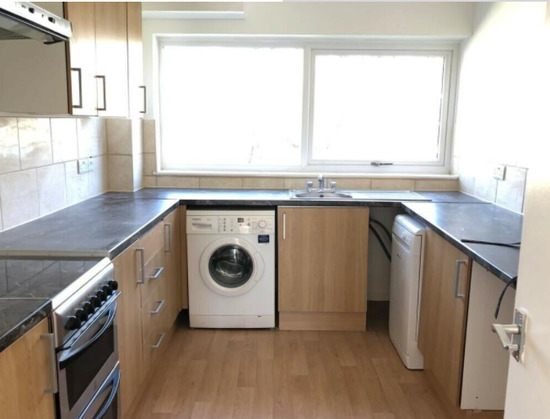 Impressive 3 Bedrooms First Floor Flat Available to Rent  5