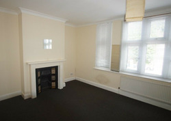 Impressive 3 Bedrooms First Floor Flat Available to Rent thumb-49341