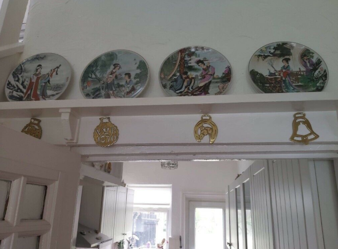 Set of 4 Collectors Plates  0