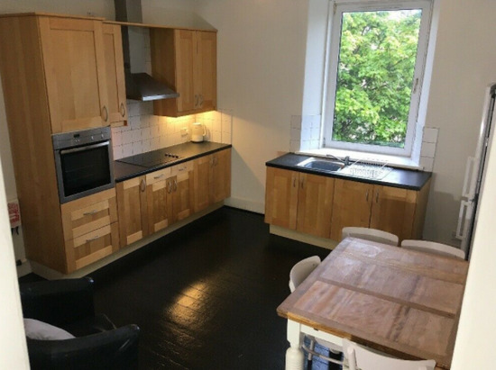 Spacious 4 Double Bedroom HMO Flat to Let  0