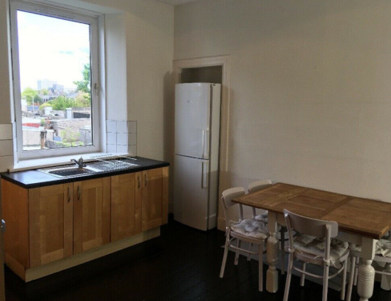Spacious 4 Double Bedroom HMO Flat to Let  2