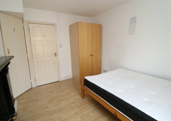 2 Bedroom Flat in Clapham Common £1,500  3