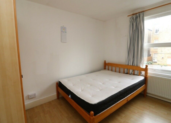 2 Bedroom Flat in Clapham Common £1,500  4