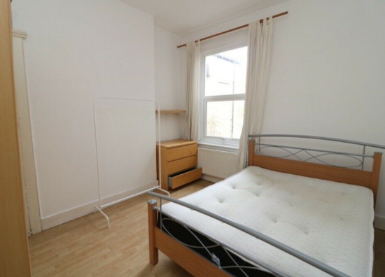 2 Bedroom Flat in Clapham Common £1,500  5