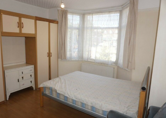 Impressive Newly Refurbished 3-Bed Mid Terrace House Available to Rent  2