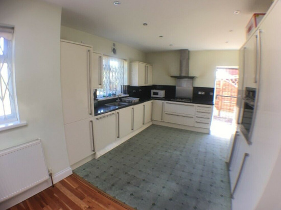 Impressive Newly Refurbished 3-Bed Mid Terrace House Available to Rent  5