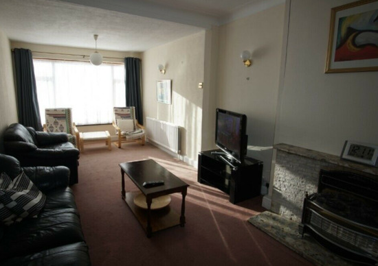 Impressive 3 Bedrooms 2 Receptions Semi-Detached House Available to Rent  2